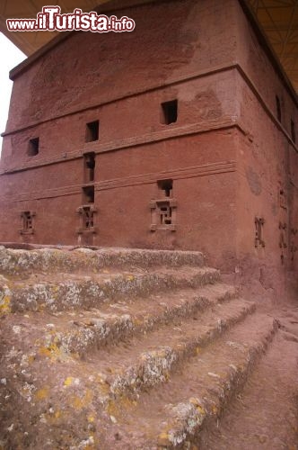 Un chiesa ipogea a Lalibela, scavata nel tufo - In Etiopia con i Viaggi di Maurizio Levi