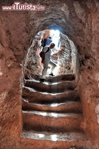 I cunicoli di Lalibela scavati nel tufo in epoca medievale - In Etiopia con i Viaggi di Maurizio Levi
