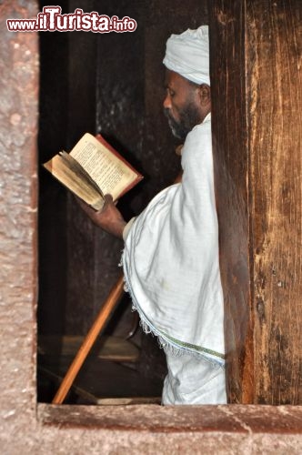 Monaco a Lalibela in preghiera  in una delle chiese rupestri - In Etiopia con i Viaggi di Maurizio Levi