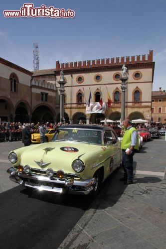 In piazza a Ravenna una Lincoln Capri durante la 1000 Miglia