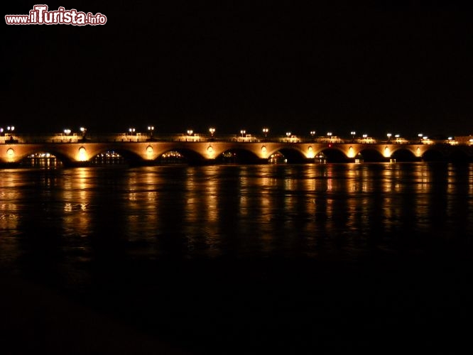 Immagine Il Pont de Pierre di Bordeaux unisce le due sponde del fiume Garonne, che attraversa la città.