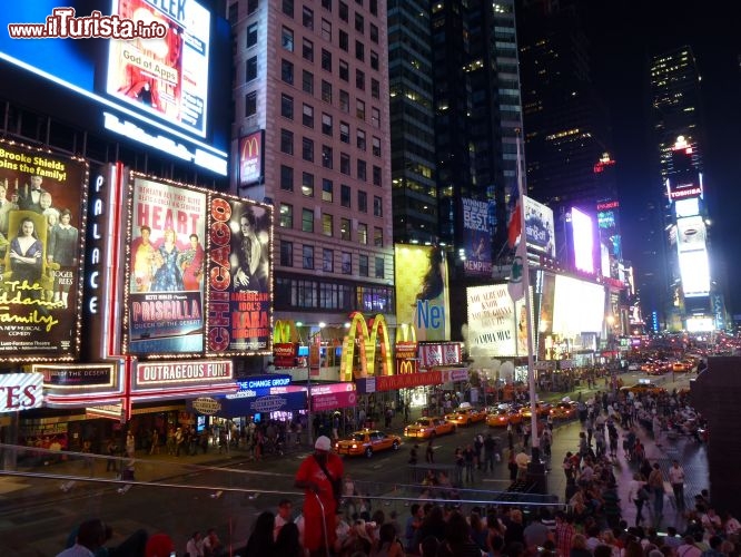Immagine Times square di notte a New York City