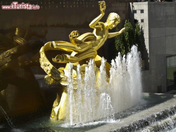 Immagine Statua di Prometheus e fontana davanti al Rockfeller Center, New York City