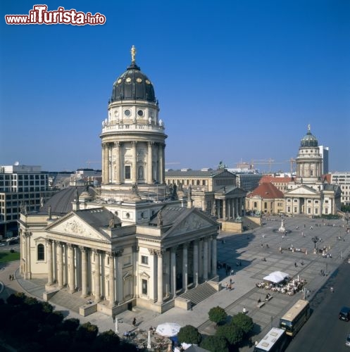 Immagine Deutscher Dom di Berlino in primo piano e il resto della Gendarmenmarkt con la Konzerthaus e sullo sfondo il Duomo Francese (Französischer Dom)