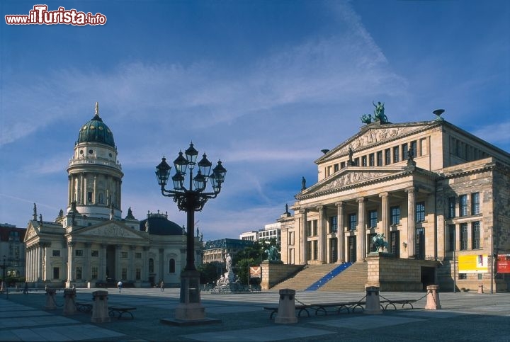 Immagine Panorama del Gendarmenmarkt con a sinistra la Deutsche Dom a sinistra il Konzerthaus