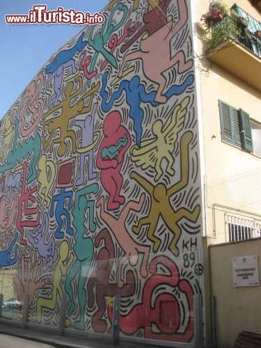 Immagine Il murale Tuttomondo di Keith Haring che si trova dentro a Pisa, vicino alla chiesa di San Antonio