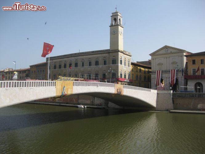 Immagine Il Ponte di Mezzo pronto per ospitatare il tradizionale Gioco del Ponte di Pisa