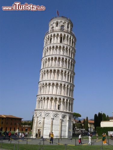 Immagine La Torre Pendente di Pisa: si può visitare al costo di 15 euro e con dei turni rigorosi