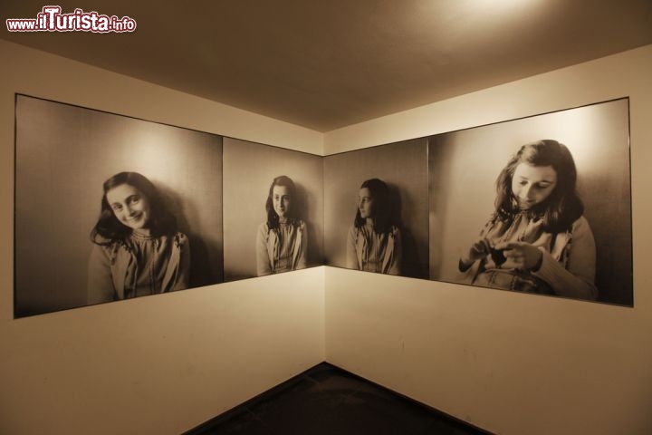 Immagine La visita all'interno della Anne Frankhuis: alcune foto che raffigurano Anna Frank