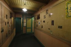 Un corridoio all'interno della Casa di Anna Frank, l'Anne Frankhuis di Amsterdam. E' presente anche una copia della libreria girevole che nascondea il nascondiglio segreto della ...