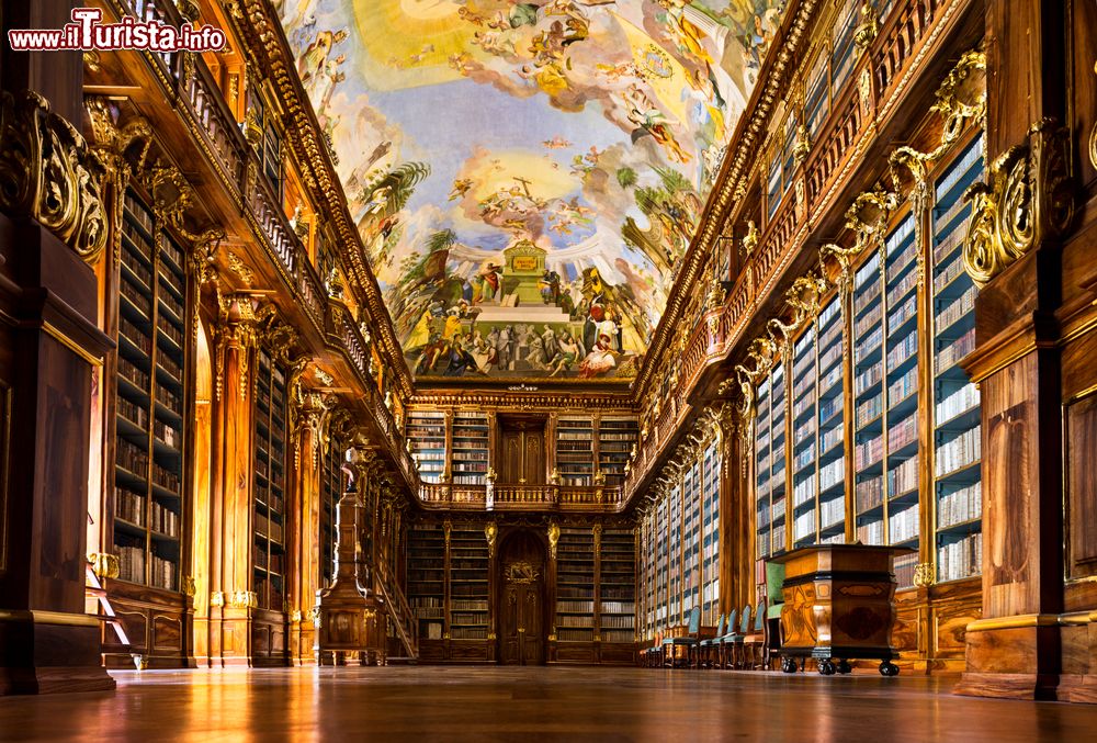 Immagine Sala della Biblioteca Barocca al Klementinum di Praga, Repubblica Ceca. E' il salone più bello del Klementinum: fu costruito nel 1722 da Kilian Ignac Dientzenhofer ed è decorato con bellissimi affreschi sul tema della scienza e dell'arte e con mappamondi di valore storico.