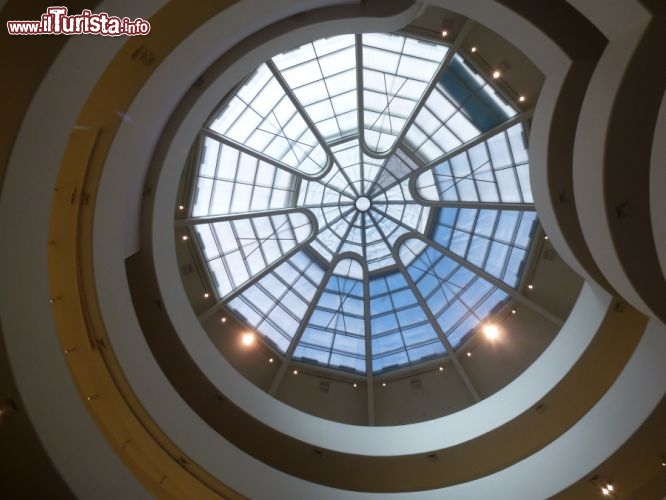 Immagine Guggenheim Museum interno spirale e soffitto a vetrata