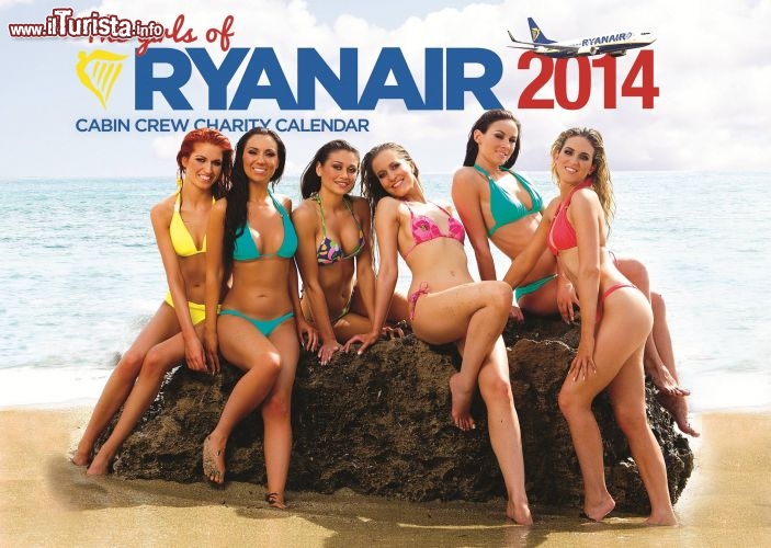 Retro copertina Assistenti di volo Calendario Ryanair 2014 - Le ragazze in posa sopra ad uno scoglio della spiaggia di Chania, isola di Creta, in Grecia - Foto: Copyright Ryanair Ltd. All rights reserved