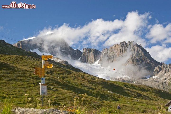 Furka Pass, Andermatt / Dove è stato girato il film Agente 007 - Missione Goldfinger
Un Oscar per i migliori effetti sonori, tre bond-girl, vari gadget di spionaggio ultratecnologici e un ritmo travolgente hanno fatto di Missione Goldfinger, terzo film della serie 007, il vero modello di thriller in stile James Bond, ormai osannato all’unanimità da pubblico e critica. Girato nel 1964 tra la campagna inglese, Baltimora e la Svizzera, il film mostra le splendide montagne svizzere, che diventano protagoniste di inseguimenti mozzafiato, in cui Bond sfoggia una Aston Martin DB5 ruggente. Intorno ad Andermatt in effetti, il panorama è da sogno, verdeggiante in estate e abbagliante in inverno, con le cime alpine innevate. La strada che scende dal Passo Furka (Furkapass), alto 2.429 metri, è da brividi e consente di arrivare nei pressi del Ghiacciao del Rodano, dove compiere una visita mozzafiato con un percorso che vi porta dentro al ghiacciaio. © Christa Eder - Fotolia.com