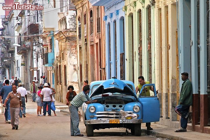 Havana, Cuba / Dove è stato girato il film Agente 007 - La morte può attendere
La morte può attendere ci porta, nel 2002, nella grande capitale di Cuba. Diretto da Lee Tamahori, con Pierce Brosnan, Halle Berry e Rosamund Pike, il film comprende un piccolo cameo in cui Madonna – interprete della colonna sonora – è maestra d’armi in un circolo di scherma. In questo caso seguire le orme di Bond può essere un’idea molto interessante, perché L’Avana (per intero sarebbe San Cristòbal de la Habana) è una grande città ricca di storia, di contraddizioni, di monumenti e tradizioni. Le antiche mura e i palazzi storici in stile coloniale spagnolo sono stati dichiarati Patrimonio dell’Umanità dell’UNESCO: non perdete la Plaza de la Catedral, col Palacio del los Marquéses de Aguas Claras, e la Plaza de Armas con il Palacio de los Capitanes Generales. Da qui, per raggiungere la Plaza Vieja, bisogna passare per la Bodeguita del Medio, uno dei locali preferiti dello scrittore Ernest Hemingway. Da vedere anche il teatro dell’opera, il Museo de la Rivolucion e il quartiere turistico del Vedado. © JonRob - Fotolia.com