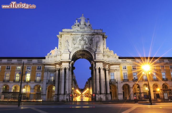 Immagine Arco di trionfo sulla Piazza del Commercio di Lisbona, ingresso al centro storico - © ventdusud / Shutterstock.com