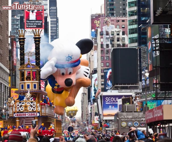 Immagine Palloni gonfiabili a Times Square durante la parata di Macy's per il giorno del Ringraziamento - © gary718 / Shutterstock.com