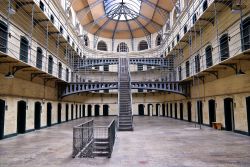 Interno dell'ex-prigione Kilmainham Gaol a Dublino. Ebbe un ruolo molto importante nella storia Irlandese - © matthi / Shutterstock.com