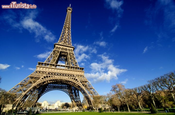 Immagine Un'immagine della Tour Eiffel in una assolata giornata a Parigi - © gagliardifoto / Shutterstock.com