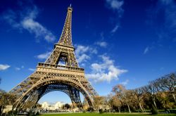 Un'immagine della Tour Eiffel in una assolata ...