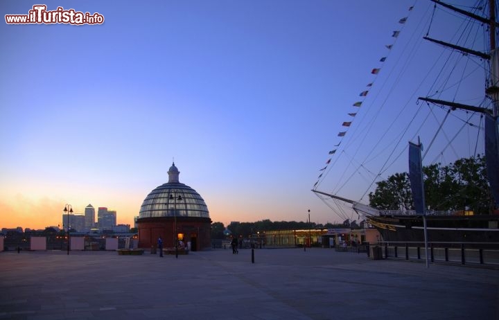 Immagine Greenwich Pier al tramonto con il Cutty Sark
