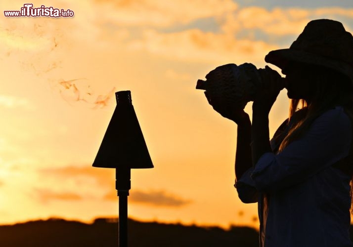 Stefania che suona una conchiglia al tramonto, nella Polinesia Francese - © DONNAVVENTURA® 2012 - Tutti i diritti riservati - All rights reserved