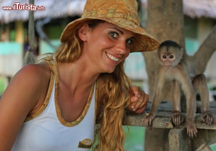 Ana in compagnia di una scimmietta sudamericana - © DONNAVVENTURA® 2012 - Tutti i diritti riservati - All rights reserved