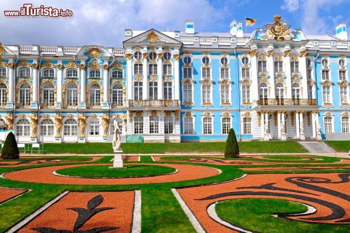Carskoe Selo (Tsarskoye) le Regge degli Zar a Pushkin, in Russia -  Il nome si traduce come "Villaggio dello Zar", in virtù della presenza di alcune costruzioni che formano un vero complesso reale nei dintorni di Pushkin, una cittadina non distante da San Pietroburgo.  Il Palazzo di Caterina, qui in foto, fu la prima residenza di Carskoe Selo (1756), a cui s'aggiunse in un secondo tempo il Palazzo di Alessendro (1796). Il complesso vanta anche il Liceo Imperiale in cui venne formato il genio letterario di Aleksandr Sergeevič Puškin, il padre della letteratura russa. Il Palazzo di Caterina contiene la celebre Camera d'Ambra, una spettacolare sala di 55 metri quadrati rivestita da 6 tonnellate di resina fossile, una vera meraviglia del mondo. Non si tratta però dell'ambra originale, che fu trafugata dai nazisti, durante la seconda guerra mondiale. Qui il sito ufficiale della reggia  - © krechet / Shutterstock.com