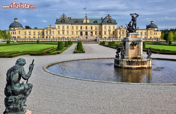 Drottningholm Palace, il Palazzo Reale in Svezia - In svedese si chiama Drottningholms slott, ed è la resisenza privata della Famiglia reale svedese. La sua costruzione, in elegante stile barocco, si deve all'architetto svedese Nicodemus Tessin (il vecchio) che iniziò la sua opera nel 1662, con evidenti influssi provenienti dalla Reggia di Versailles, allora un esempio per tutto l'aristocrazia euroea. L'edifico venne completato da Tessin il giovane, mentre il magnifico giardino fu completato nel 1777. La Reggia si trova sull'isola di Lovon, sul lago Malaren, appena ad ovest della capitale Stoccolma. Dal 1991 è stato aggiunto ai patrimoni dell'Umanità dell'UNESCO della Svezia - Ulteriori informazioni: sito ufficiale  - © Mikael Damkier / Shutterstock.com