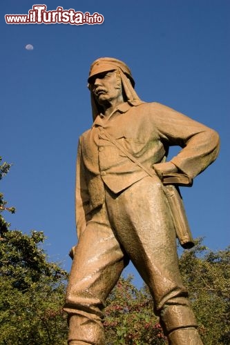 La Statua di Livingstone celebra oggi il grande esploratore britannico presso le Victoria Falls, le famose Cascate Vittoria, chiamate così da Livingstone, nel 1855, in onore della Regina d'Inghilterra  - © Darrenp / Shutterstock.com
