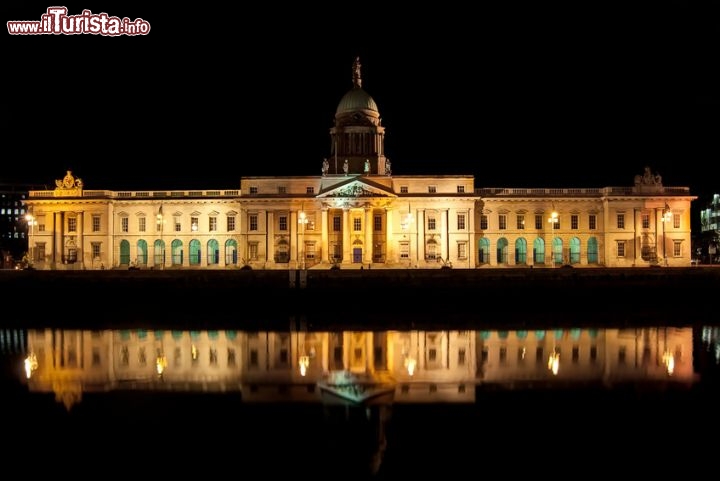 Immagine La facciata meridionale della Custom House a Dublino di notte - © matthi - Fotolia.com