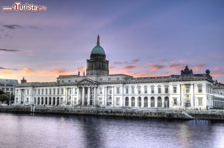 Immagine Tramonto sulla Custom House di Dublino, il celebre edificio neoclassico della capitale dell'irlanda - © Rob Wilson / Shutterstock.com