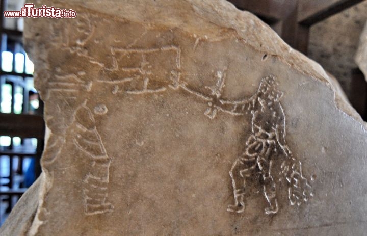 Immagine Graffito di un antico spettatore del Colosseo, che raffigura una scena di un combattimento tra gladiatori.