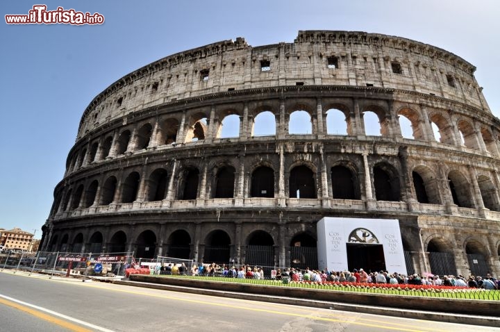 Immagine Ingresso Principale del Colosseo, come è visto dalla uscita della Metro di Roma, Linea B