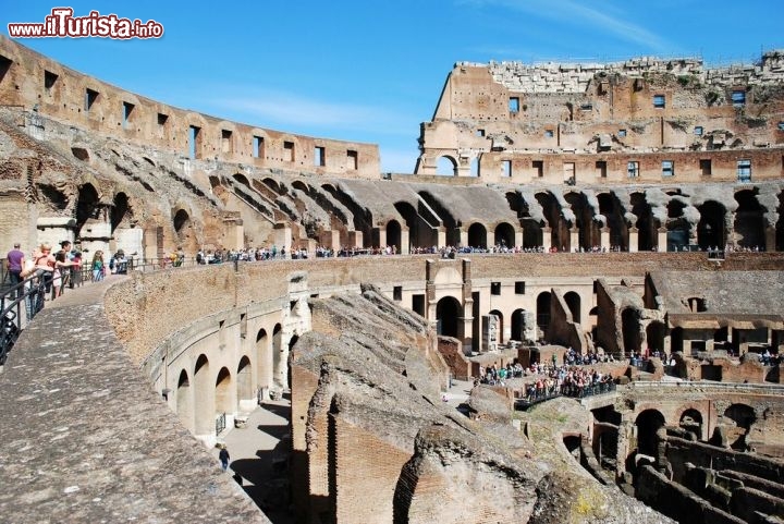 Immagine Fotografia dell'interno del Colosseo a Roma