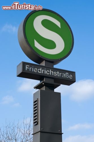 Immagine Metropolitana Berlino fermata Friedrichstrasse - © Bocman1973 / Shutterstock.com