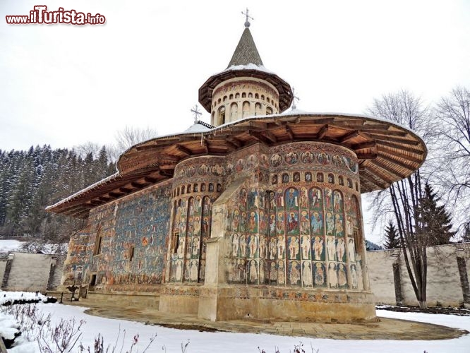 Immagine Il particolare monastero di Voronet, in Bucovina, famoso per le sue pitture a sfondo azzurro - © Monia Savioli