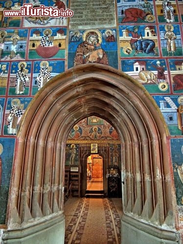 Immagine Ingresso del monastero di Voronet dove domina il colore azzurro nelle sue pitture e dei suoi affreschi - © Monia Savioli