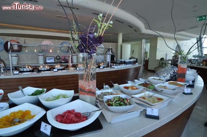 Immagine Il Ristorante Mugran al 16° piano dell'Hotel Corithia mostra una grande cura nel display dei suoi piatti