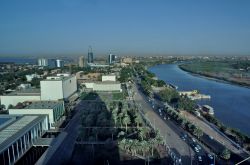 il Panorama dal 16 piano del Corinthia Hotel di Khartoum con il Nilo azzurro in primo piano e Nilo Bianco in fondo a sinistra
