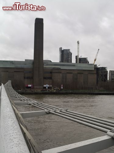 Immagine Sul Tamigi a Londra, con la Tate Modern