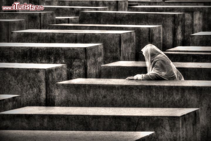 Immagine Donna in preghiera al memoriale dell Olocausto di Berlino - © Rolf E. Staerky / Shutterstock.com