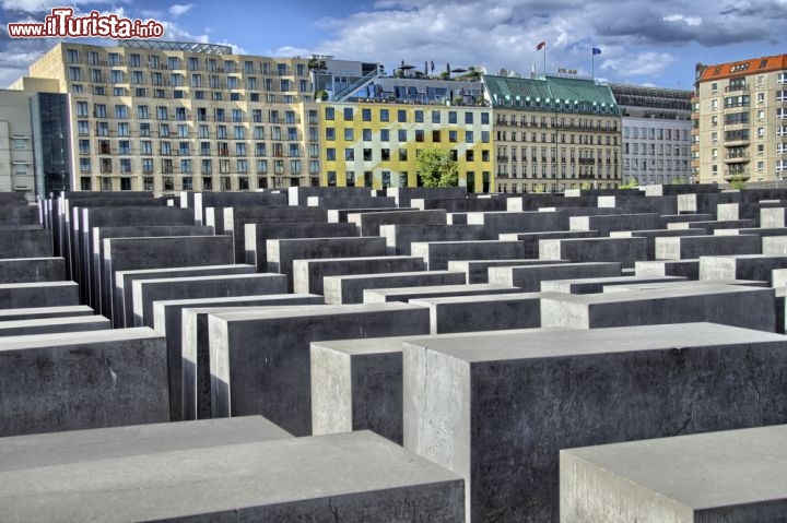 Immagine Olocausto degli Ebrei: il toccante monumento di Berlino, la capitale della Germania - © pisaphotography / Shutterstock.com