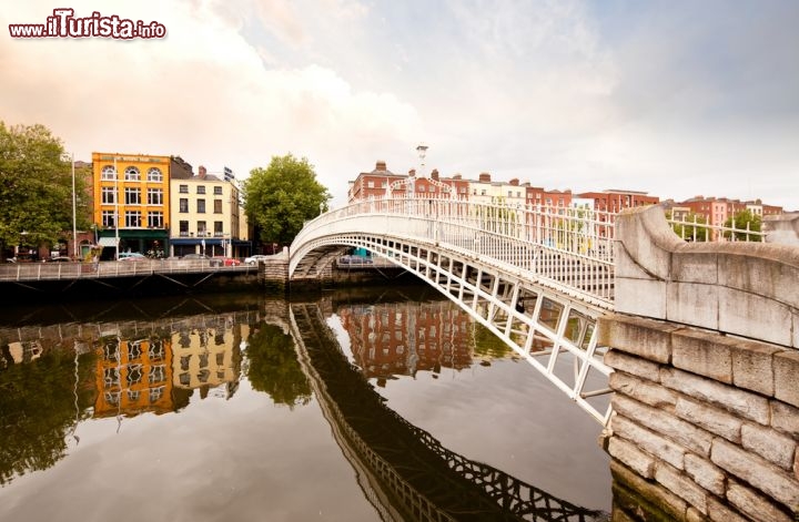Immagine Half penny Bridge Dublino, si può ammirare dal ponte O'Connell sull'omonima street - © Tyler Olson / Shutterstock.com
