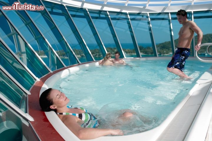 La rilassante piscina benessere sulla Liberty of the Seas