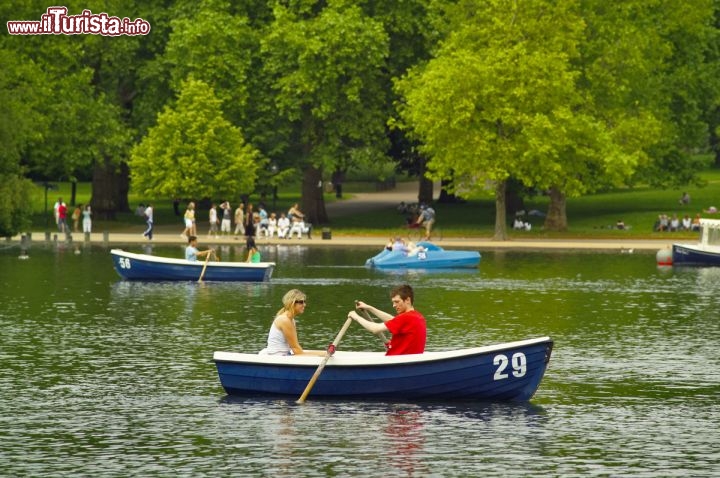 Immagine Con la barca nel Serpentine Lake di Hyde Park Londra - © www.visitlondon.com/it