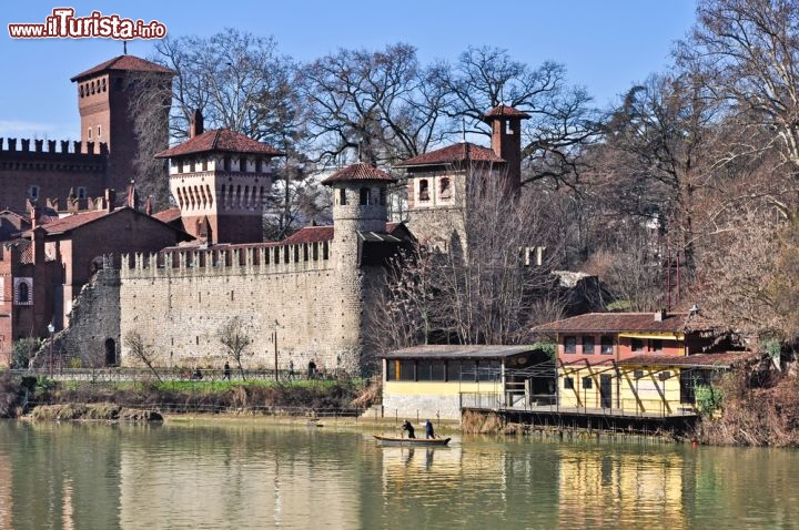 Immagine Fotografia dal fiume po del Borgo Medievale di Torino - © ROBERTO ZILLI / Shutterstock.com