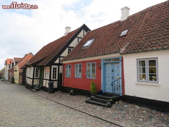 Immagine I colori pastello del magnifico villaggio di Ærøskøbing in Danimarca