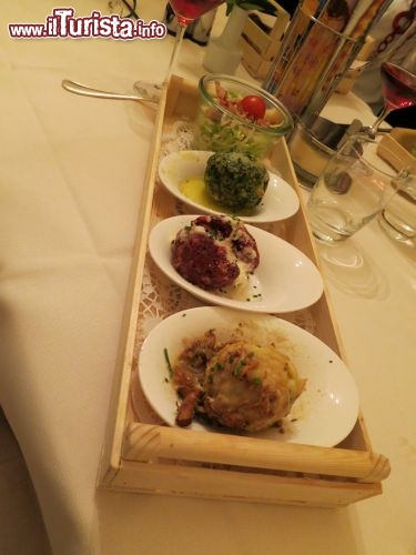 Immagine Carrellata di canederli presso il ristorante Vogele, una locanda che si trova nel centro di Bolzano