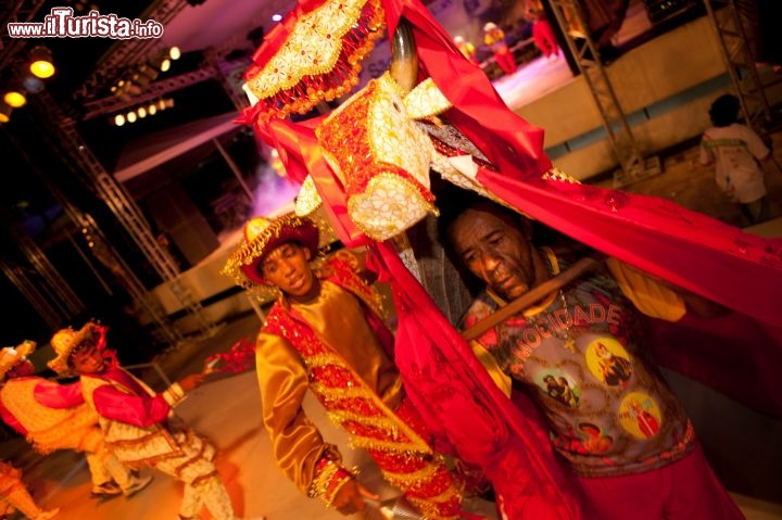 Bumba-meu-boi: il bue a San luis. All'esibizione della Bumba-meu-boi a San Luis si affiancano le celebrazioni del Tambor de Crioula, della Cacuriá, del Tambor de Mina, della Dança do Coco, della Dança Portuguesa e della Quadrilha.